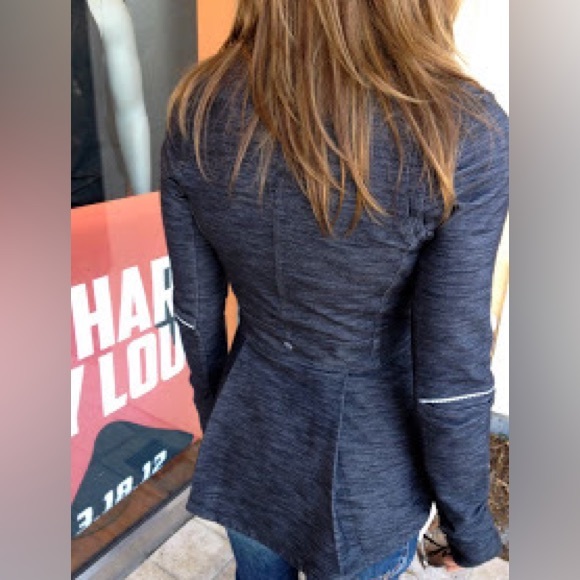 LULULEMON Ride On Blazer in Black/Fossil - Size 4 - Like New - Luon/Rulu Fabric - Picture 2 of 8